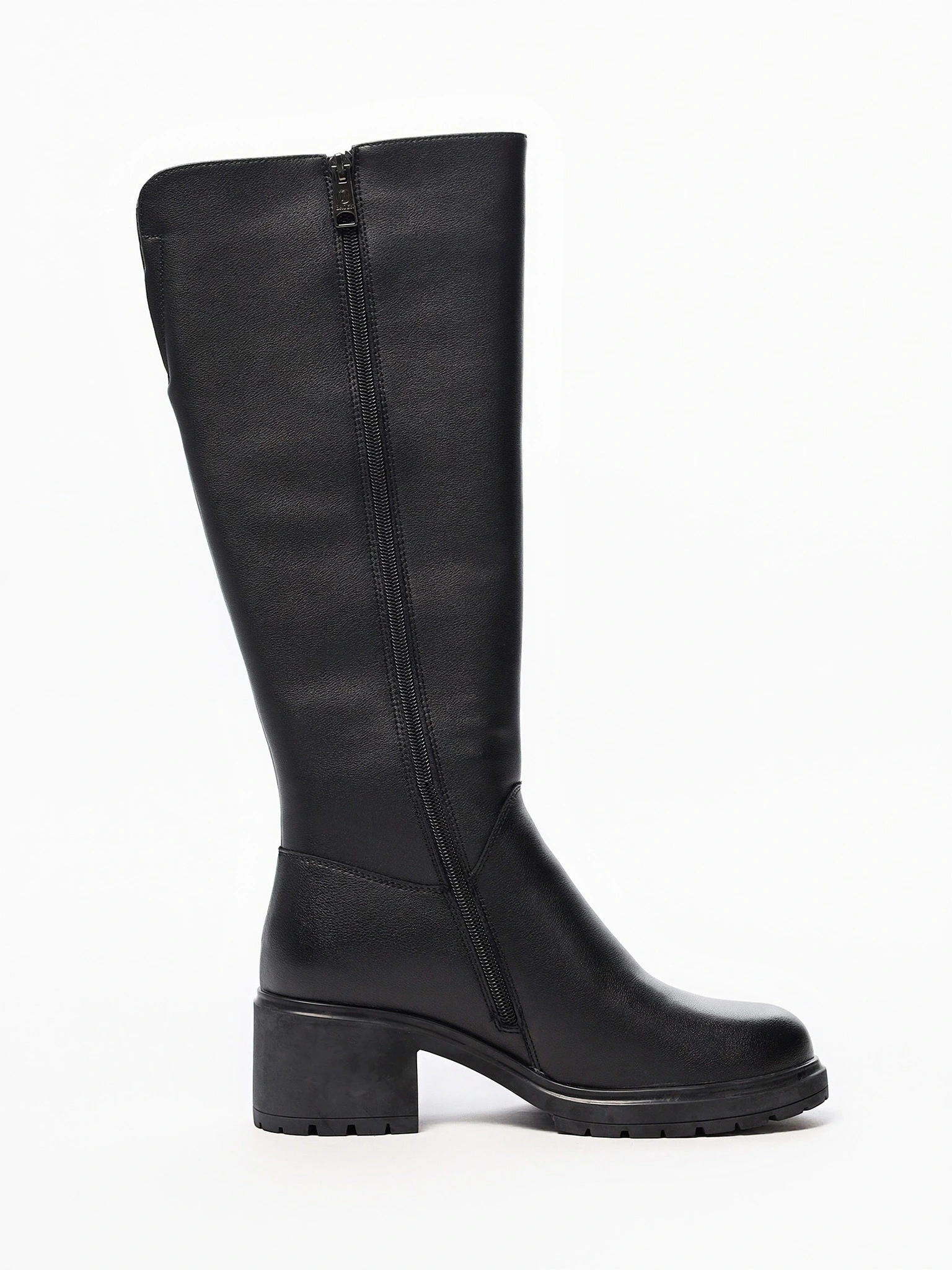 Сапоги черного цвета из натуральной кожи на высоком каблуке